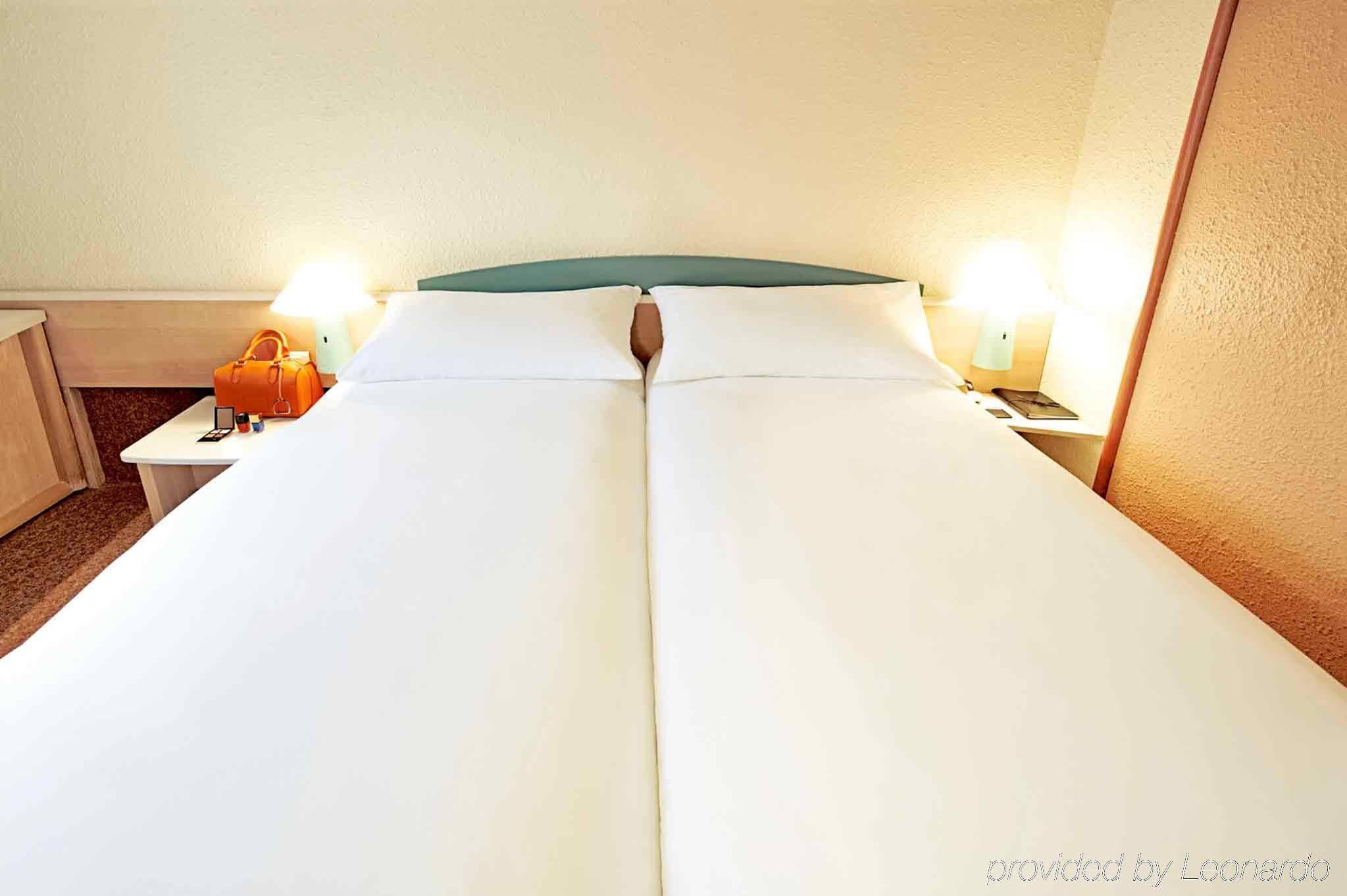 Ibis Budget Caen Porte De Bretagne Bretteville-sur-Odon Eksteriør bilde