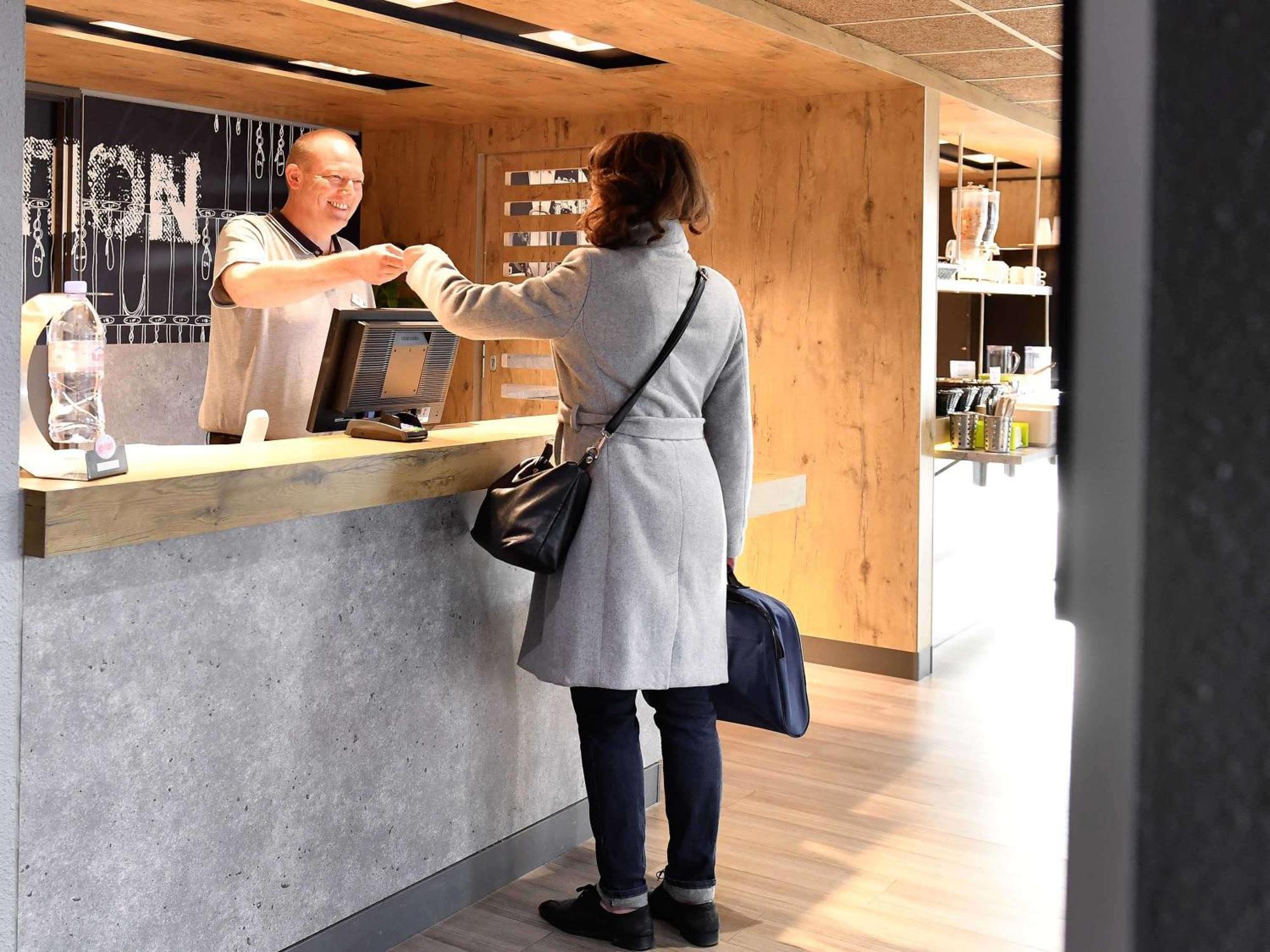 Ibis Budget Caen Porte De Bretagne Bretteville-sur-Odon Eksteriør bilde