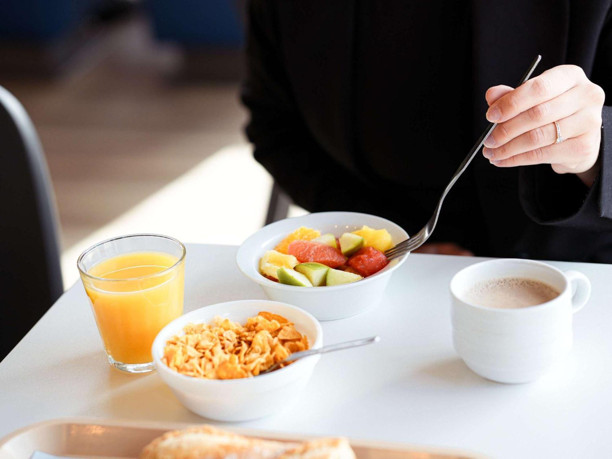 Ibis Budget Caen Porte De Bretagne Bretteville-sur-Odon Eksteriør bilde